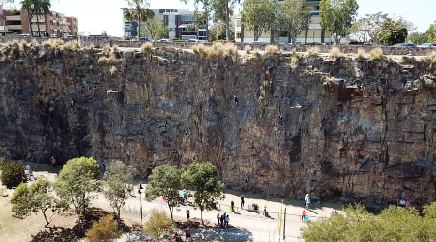 Brisbane: Outdoor Rock Climbing Session - What you’ll do in the first 30 minutes: gear up, get clipped in, learn the system