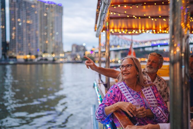 Midday Sightseeing Cruise: 12.30pm-2pm (90min) - The live commentary: useful, entertaining, and tuned to the route